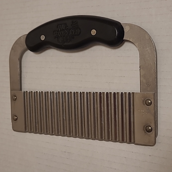 The Pampered Chef Crinkle Cutter - Picture 9 of 14